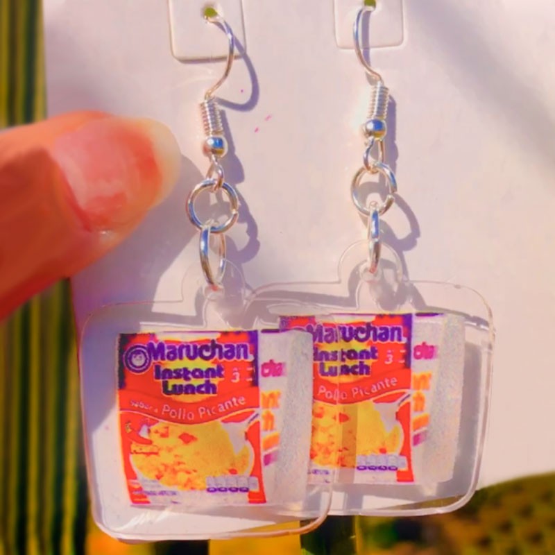 Par de aritos de acrilico! Diseño Maruchan Pollo Picante