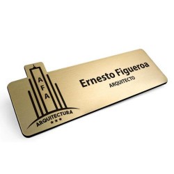 Gafete grabado simil metal con broche iman.