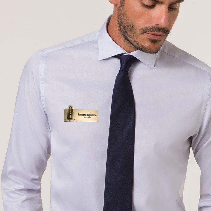 Gafete grabado simil metal con broche iman.