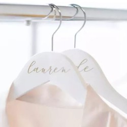 Percha de madera blanca grabada