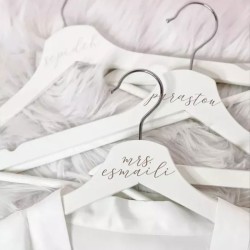 Percha de madera blanca grabada