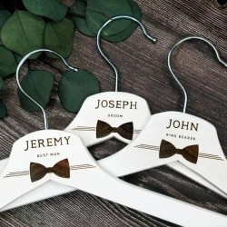 Percha de madera blanca grabada