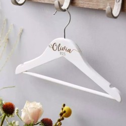 Percha de madera blanca grabada