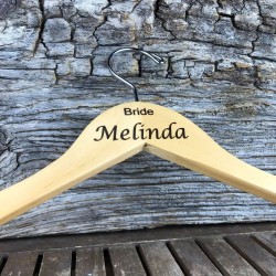 Percha de madera Natural grabada