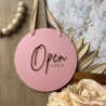 Cartel Open and Closed con detalles espejados