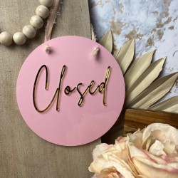 Cartel Open and Closed con detalles espejados