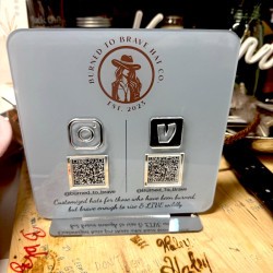 Cartel empresarial de redes sociales con código QR múltiple